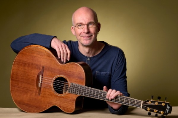 Jens Kommnick mit seiner Gitarre